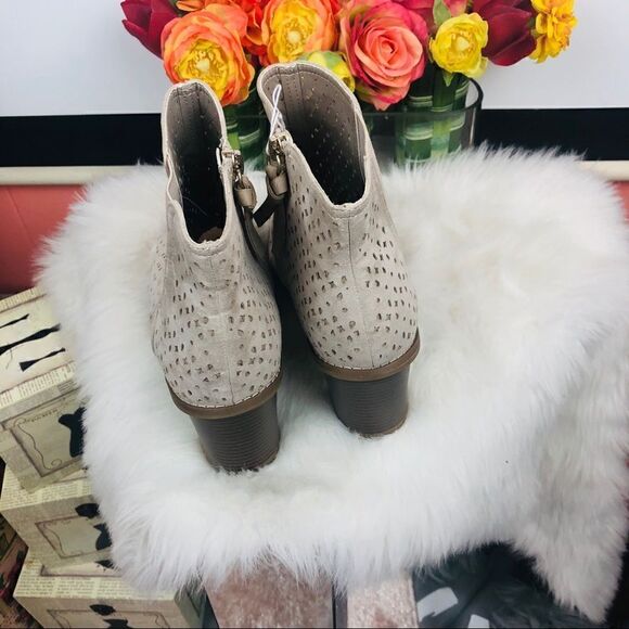 NWOB Dr. Scholl's Peyton Peep Toe Buff Ankle Booties - Picture 4 of 6